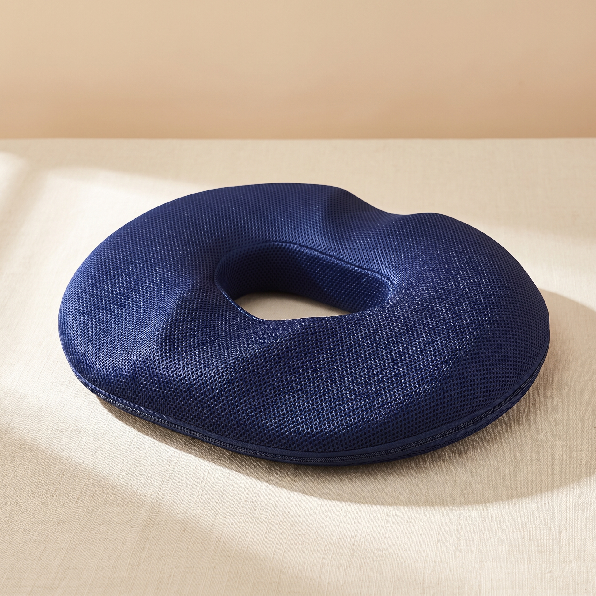 LUMA Sitzkissen Navy mit 3D-Mesh-Bezug – Produktfoto mit ovaler Aussparung